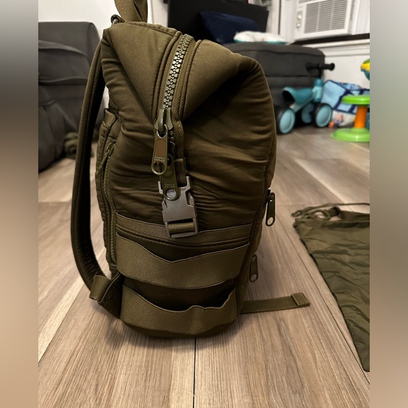 INDI NEOPRENE DIAPER BACKPACK SIZE MEDIUM
Dark Moss - a deep olive green - Picture 5 of 7
